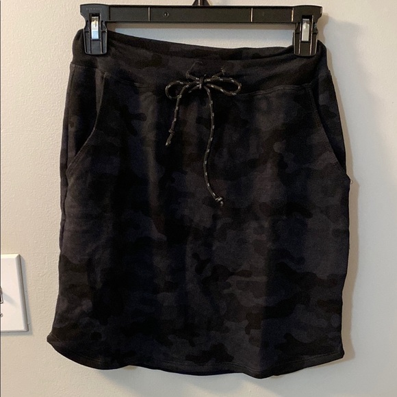 Sundry black and gray camo buttery soft skirt w/ pockets size 0 / XSmall NWOT - Picture 1 of 5